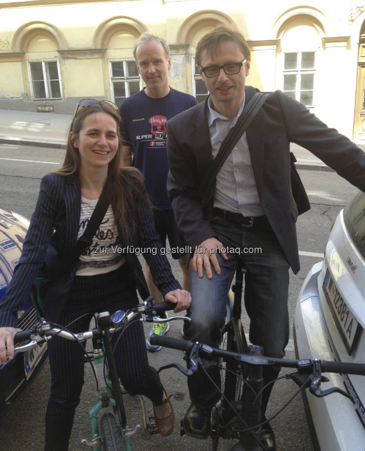 Wie sich die Finanzbranche fortbewegt, radfahrend und laufend: Katrin Schurich (wikifolio), Christian Drastil und Andreas Kern (wikifolio) bei einem Mittagstermin (c) Greunz