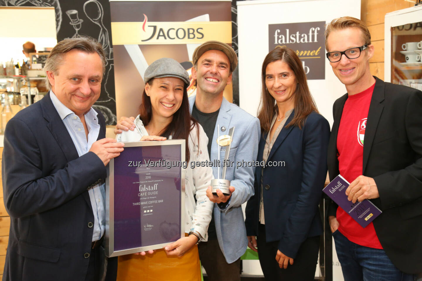 Herbert Hacker (Falstaff), Evelyn Priesch und Werner Savernik (Wiensieger und Preisträger Jacobs Goldene Kaffeebohne), Petra Grottenthaler (Jacobs), Marvin Wolf (Moderator) : Sieger des Falstaff Café Guide 2017 : Fotocredit: Falstaff Verlags-GmbH/APA-Fotoservice/Schedl