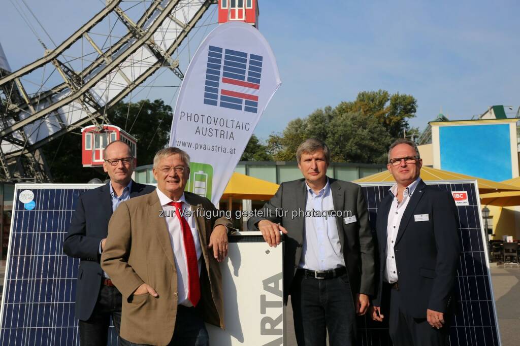 Stefan Reininger (Klima- und Energiefonds), Hans Kronberger (Präsident Photovoltaic Austria), Robert Fischer (Varta Storage GmbH), Helmut Ritter (Stadtwerke Hartberg) : Erste Milliarde Kilowattstunden Sonnenstrom für Österreich : Fotocredit: Photovoltaic Austria/APA-Fotoservice/Langegger, © Aussendung (23.09.2016) 