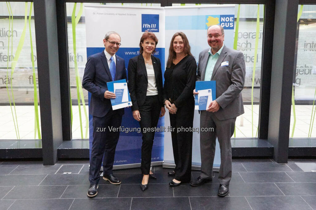 Gernot Kohl (GF FH St. Pölten), Elfriede Riesinger (Nögus-GF), Veronica Vicente (Rettungsdienst Stockholm), Christoph Redelsteiner (FH-Dozent am Department Soziales & Organisator des Symposiums) : Nachbericht zum Community Social & Health Care Symposium : Kooperation von Sozial- und Gesundheitsberufen : Fotocredit: FH St. Pölten / Mario Ingerle, © Aussender (23.09.2016) 