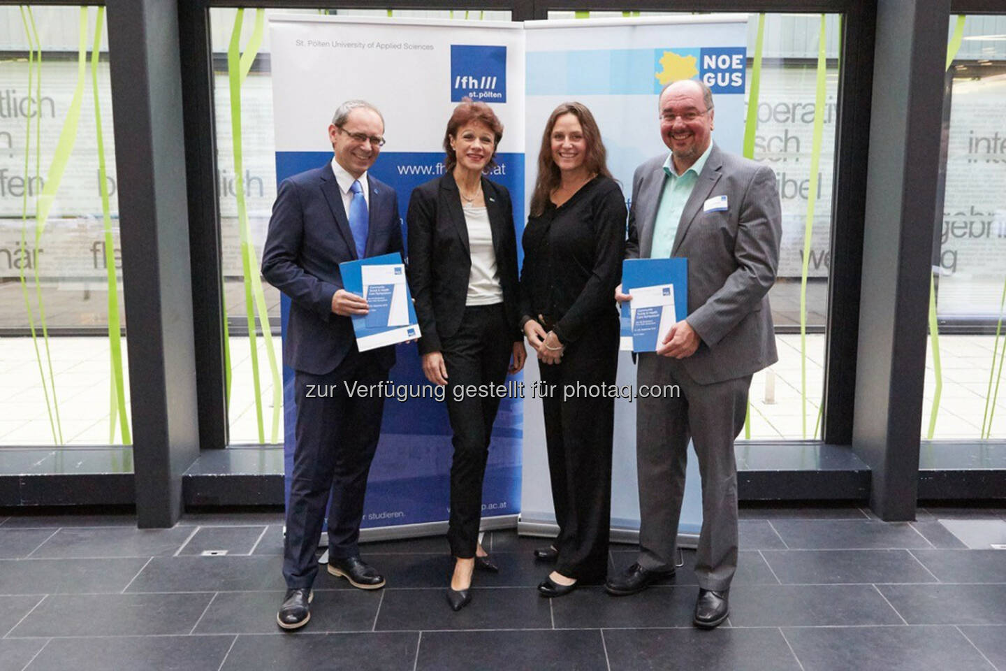 Gernot Kohl (GF FH St. Pölten), Elfriede Riesinger (Nögus-GF), Veronica Vicente (Rettungsdienst Stockholm), Christoph Redelsteiner (FH-Dozent am Department Soziales & Organisator des Symposiums) : Nachbericht zum Community Social & Health Care Symposium : Kooperation von Sozial- und Gesundheitsberufen : Fotocredit: FH St. Pölten / Mario Ingerle