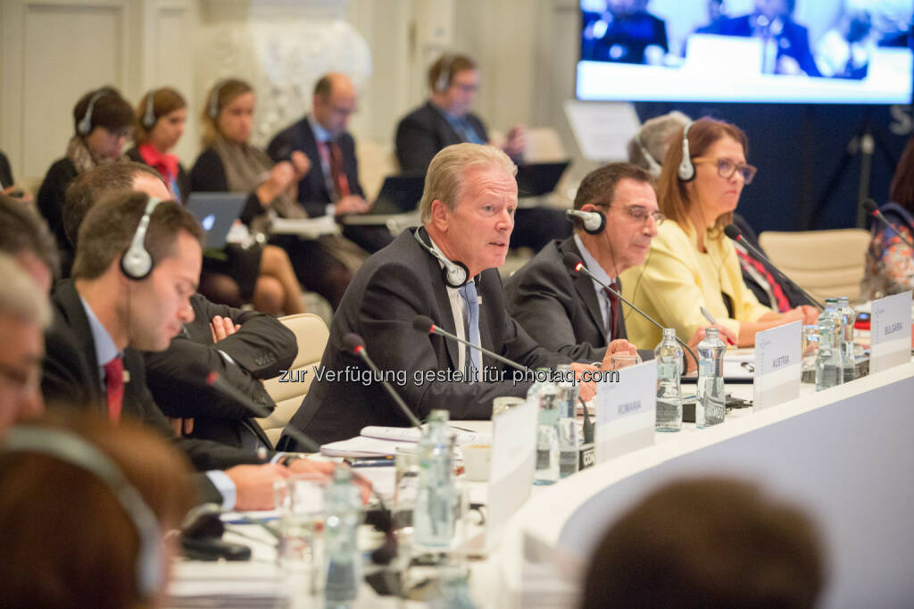 Reinhold Mitterlehner (Wirtschaftsminister) hat sich beim informellen Handelsministerrat in Bratislava für eine rechtsverbindliche Gemeinsame Erklärung zum Kanada-Abkommen (CETA) eingesetzt - Chancen des Kanada-Abkommens nützen : Fotocredit: bmwfw/Glaser, © Aussender (23.09.2016) 