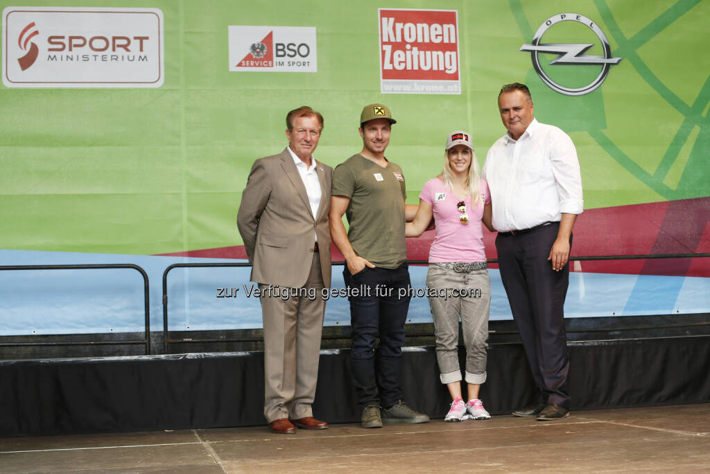 BSO-Präsident Herbert Kocher, Marcel Hirscher, Eva-Maria Brem und Sportminister Hans Peter Doskozil auf der Tag des Sports-Bühne - BSO: Erfolgreicher Tag des Sports 2016 – Wiener Prater als perfekte Bühne (Bild: Sportministerium/Agentur Diener), © Aussendung (26.09.2016) 