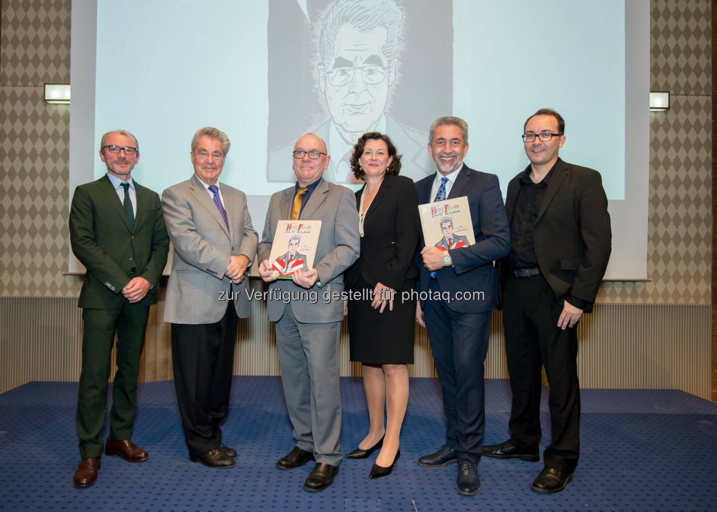 Meinhard Rauchensteiner (Wissenschaftl. Berater), Heinz Fischer (Bundespräsident a.D.), Fritz Schindlecker (Autor), Birgit Schott (Verlagsleitung), Georg Glöckler (Verleger und Eigentümer), Reinhard Trinkler (Zeichner) : Buchpräsentation: Heinz Fischer und die Zweite Republik : Fotocredit: Carl Ueberreuter Verlag/APA-Fotoservice/Hörmandinger