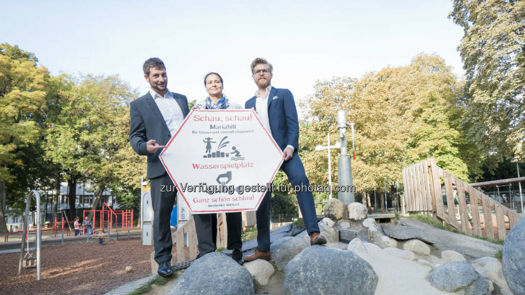 Markus Rumelhart (Bezirksvorsteher Mariahilf, SPÖ), Heidi Reinwein-Karik (Vorsitzende Finanzausschuss Mariahilf, SPÖ), Linus Waltenberger (Neos Mariahilf) : Neos Mariahilf: Informationsabend schafft Transparenz für Budget 2017 : Fotocredit: Neos, © Aussender (29.09.2016) 