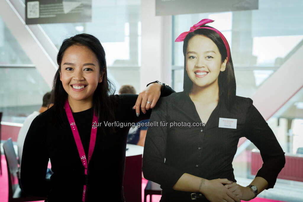 Nicole Hernandez (Shopleiterin T-Mobile) : Zehn Jahre Lehrlingsausbildung bei T-Mobile : Ausstellung im T-Center zur Ehrung von Lehrlingen - seit 2010 Lehre für unbegleitete jugendliche Flüchtlinge : Fotocredit: T-Mobile/Marlena König, © Aussendung (30.09.2016) 