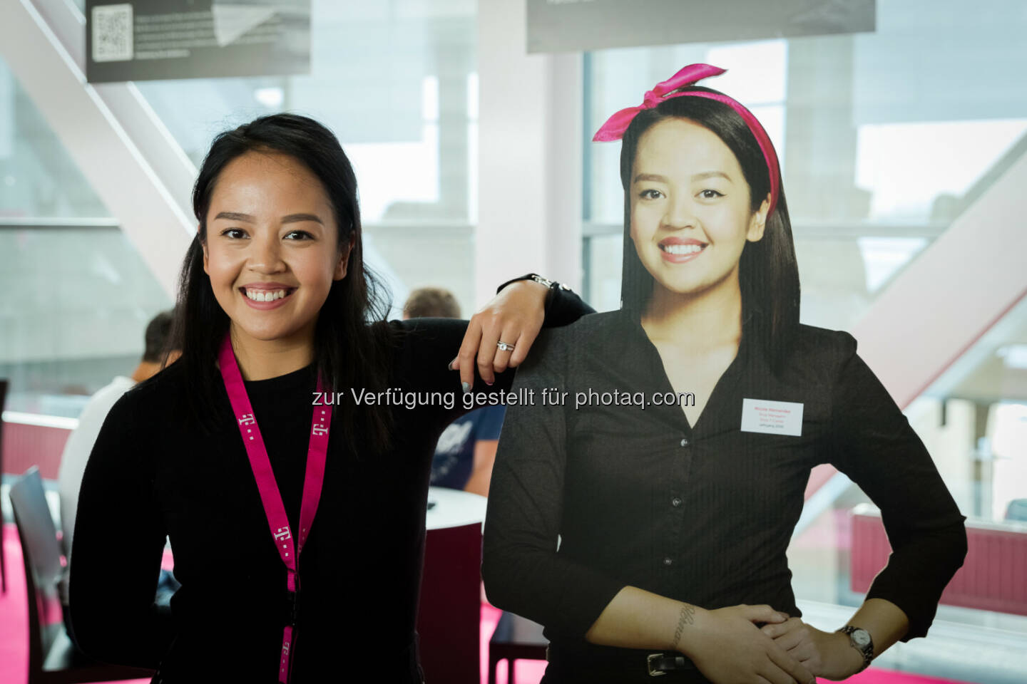 Nicole Hernandez (Shopleiterin T-Mobile) : Zehn Jahre Lehrlingsausbildung bei T-Mobile : Ausstellung im T-Center zur Ehrung von Lehrlingen - seit 2010 Lehre für unbegleitete jugendliche Flüchtlinge : Fotocredit: T-Mobile/Marlena König