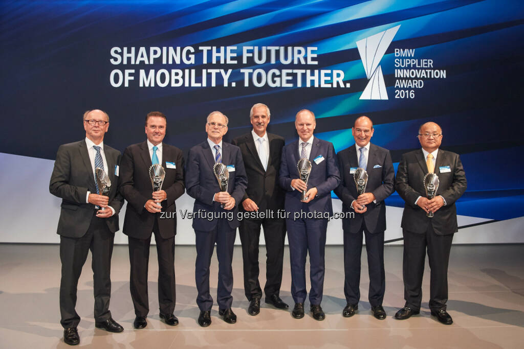 Thomas Schott (Siemens AG), Tony Hankins (Huntsman Polyurethanes), Paul Ricci (Nuance Communications), Klaus Draeger (Vorstand der BMW AG für Einkauf und Lieferantennetzwerk), Holger Engelmann (Webasto Roof & Components SE), Erwin Doll (Röchling Automotive), Jonghwa Chin (Minth Group Ltd.) : BMW Group zeichnet Lieferanten für beste Innovationen aus. Verleihung des BMW Supplier Innovation Award : Fotocredit ©BMW Group, © Aussendung (30.09.2016) 