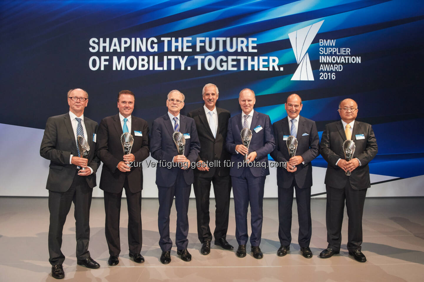 Thomas Schott (Siemens AG), Tony Hankins (Huntsman Polyurethanes), Paul Ricci (Nuance Communications), Klaus Draeger (Vorstand der BMW AG für Einkauf und Lieferantennetzwerk), Holger Engelmann (Webasto Roof & Components SE), Erwin Doll (Röchling Automotive), Jonghwa Chin (Minth Group Ltd.) : BMW Group zeichnet Lieferanten für beste Innovationen aus. Verleihung des BMW Supplier Innovation Award : Fotocredit ©BMW Group