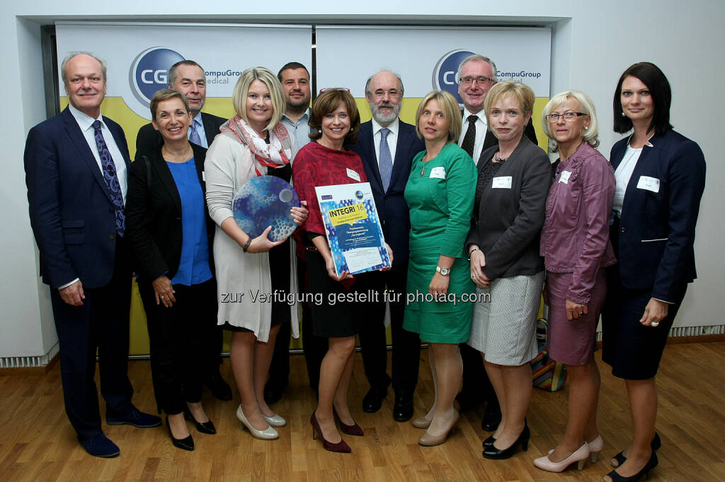 Josef Probst (Hauptverband der österreichischen Sozialversicherungsträger), Susanne Herbek (ELGA GmbH), Erwin Jobst (CompuGroup Medical), Sabine Lechner (NÖ LPH Scheiblingkirchen), Franz Birnbaumer (NÖ LPH Scheiblingkirchen), Anita Koller (NÖ LPH Scheiblingkirchen), Clemens-Martin Auer (Bundesministerium für Gesundheit und Frauen), Huberta Piller (NÖ LPH Scheiblingkirchen), Otto Huber (Amt der NÖ Landesregierung), Bettina Kral (NÖ LPH Scheiblingkirchen), Anna Ofenböck (NÖ LPH Scheiblingkirchen), Bernadette Graf (NÖ LPH Scheiblingkirchen) : Integri Preisverleihung 2016 : Österreichischer Preis für Integrierte Versorgung : Fotocredit: Gregor Zeitler, © Aussendung (30.09.2016) 