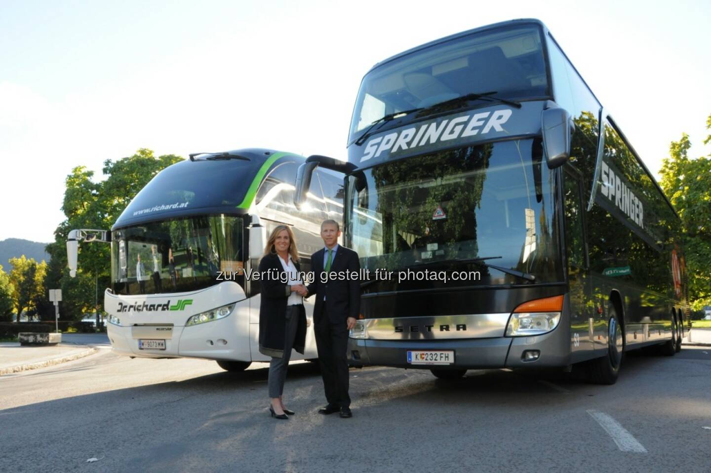 Andrea Springer, Ludwig Richard : Springer Reisen, der führende Touristiker im Süden und Dr. Richard, Österreichs größtes, privates Busunternehmen, kooperieren ab November im Busbereich : Fotocredit: Springer Reisen/Dr. Richard