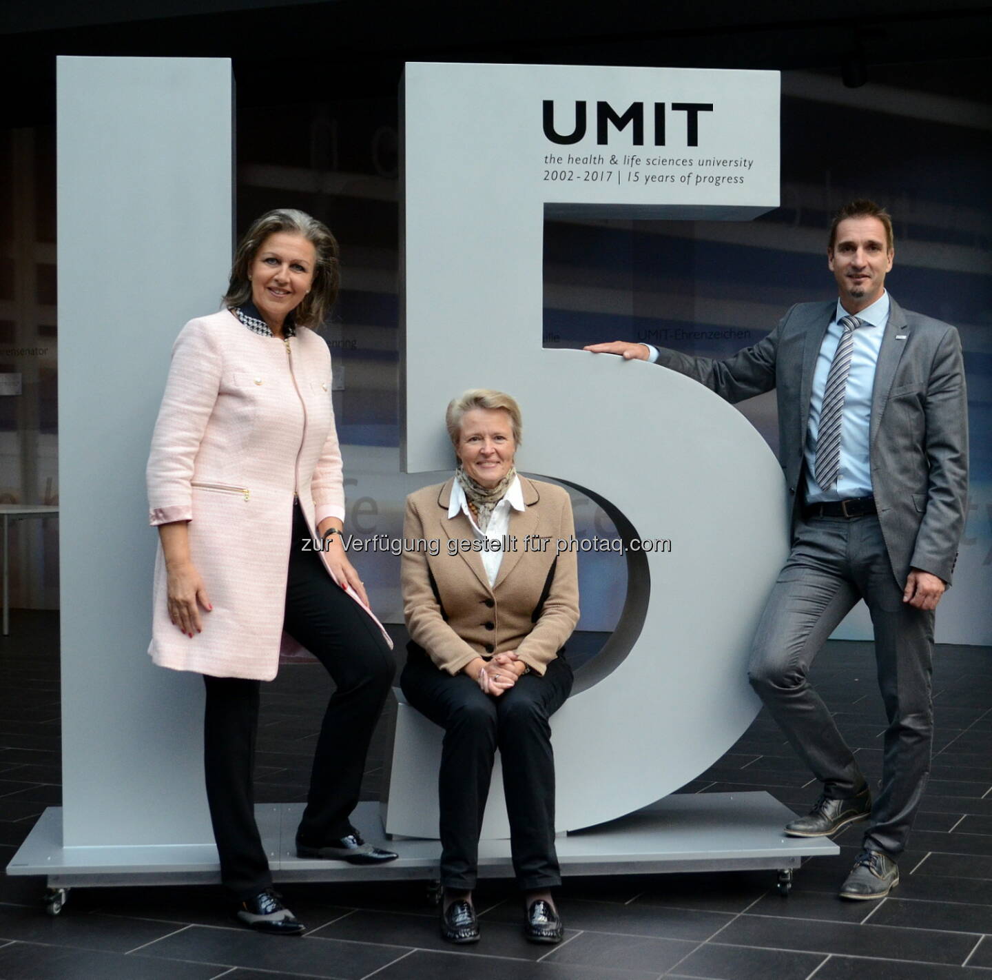 Patrizia Zoller Frischauf (UMIT-Eigentümervertreterin, Landesrätin), Sabine Schindler (Rektorin), Philipp Unterholzner (Vizerektor) : Privatuniversität UMIT: Akkreditierung wurde um weitere sechs Jahre verlängert : Fotocredit: UMIT- The Health & Life Sciences University