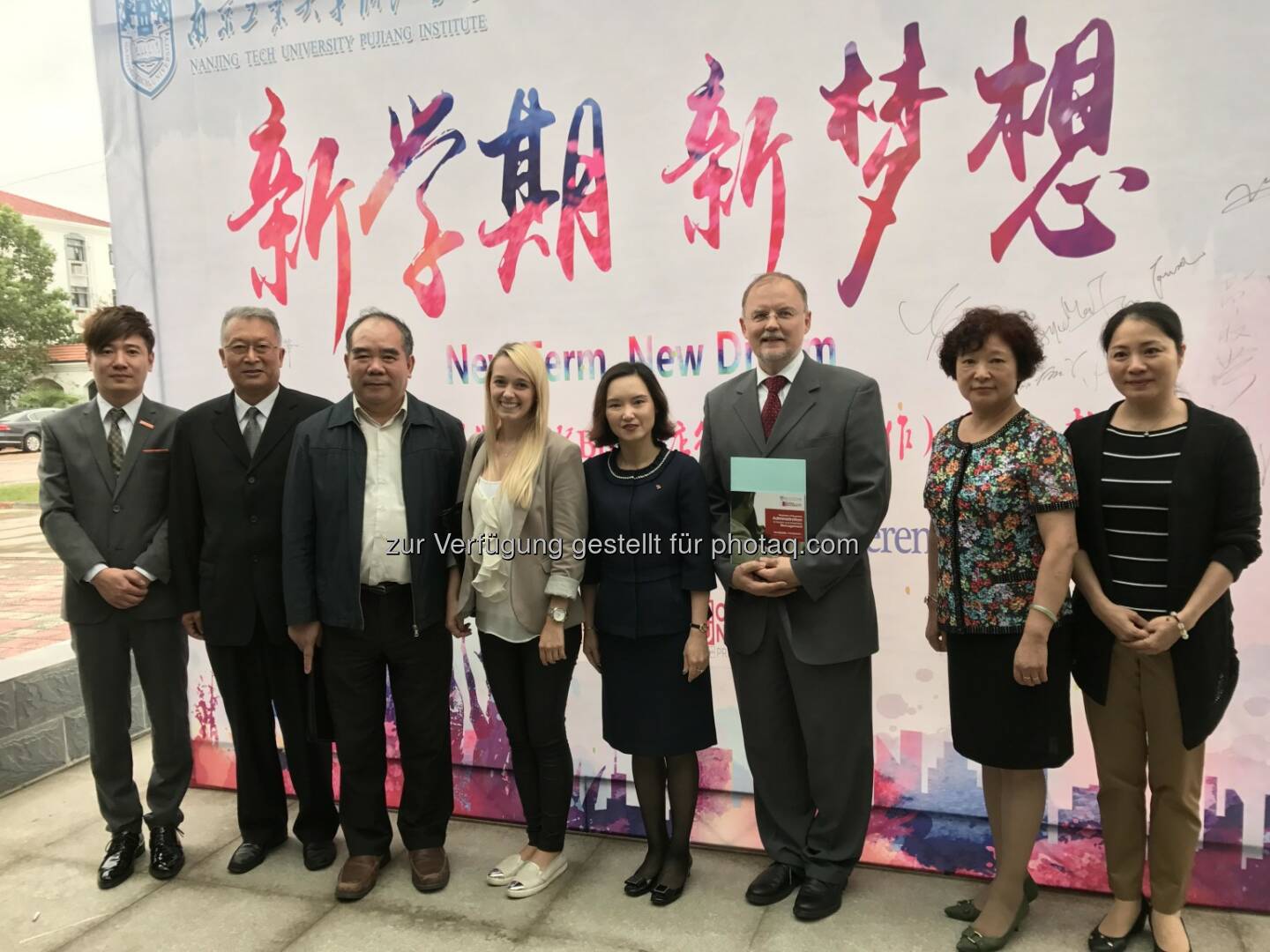 Ivan Qian (Vize-Präsident und Dekan des IHD College der Nanjing Tech University Pujiang Institute), Cui Ming Xing (Berater des Büros für internationale Beziehung der Stadt Nanjing), Lin Ping Hua (Präsident der Nanjing Tech University Pujiang Institute), Lisa Kronreif (Stellvertretende Wirtschaftsdelegierte des Außenwirtschaftscenters in Shanghai), Monica Ng (Repräsentantin der Wirtschaftskammer Wien, Büro HongKong), Andreas Zins (Dekan der Modul School der Nanjing Tech University Pujiang Institute), Nancy Zhang (Senior Consultant des IHD College der Nanjing Tech University Pujiang Institute), ZhangYing Hua (Direktorin des Büros für internationale Beziehung der Stadt Nanjing) : Modul University Vienna übernimmt Vorreiterrolle im Bildungsexport : Fotocredit: Modul University Vienna