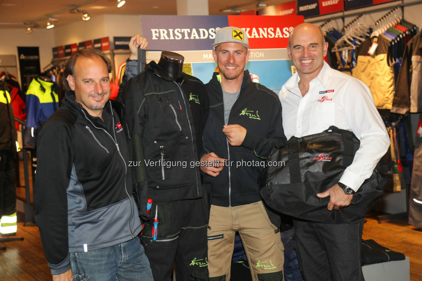 Elmar Kandolf (GF Fristads Kansas), Max Franz (Skifahrer), Toni Giger (ÖSV) : Umsatzplus und erfolgreiche Kooperationen mit dem ÖSV beflügeln Marktführer Fristads Kansas : Fotocredit: APA OTS Fotoservice/FristadsKansas/Franz Neumayr.5.10.2016