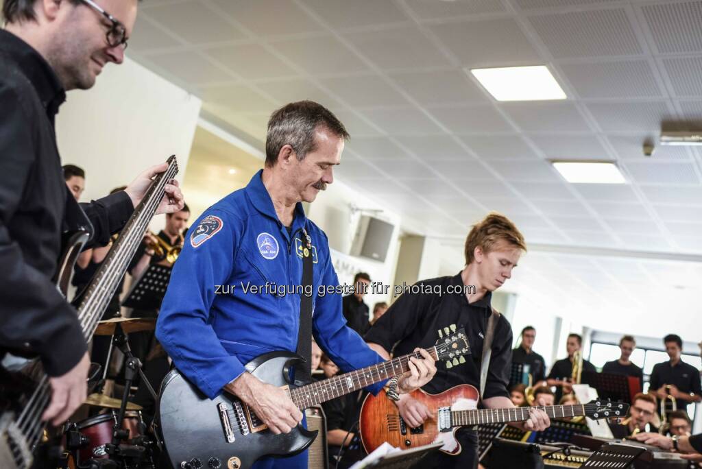 Chris Hadfield (US-Astronaut), Schüler der Bigband HTL-Braunau : Besuch aus dem „Weltraum“ : Amag begrüßt Astronauten in Ranshofen : Fotocredit: Amag, © Aussender (06.10.2016) 