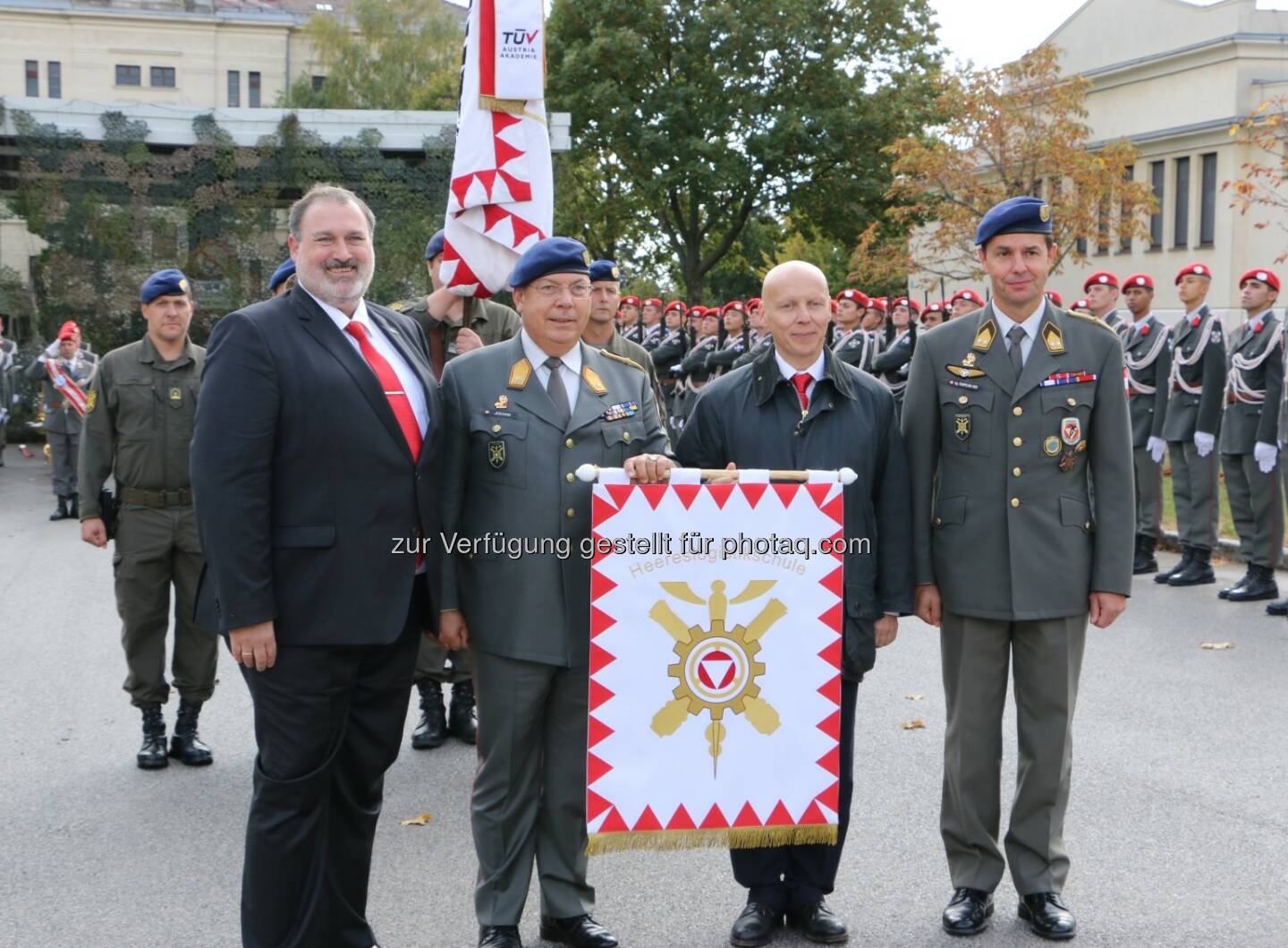 Thomas Rochowansky (Prokurist, Teamleiter Lerndienstleistungen TÜV Austria Akademie), Dieter Jocham (Brigadier, Schulkommandant Heereslogistikschule), Christian Bayer (GF TÜV Austria Akademie), Roman Rumpelnik (Oberstleutnant, Heereslogistikschule) : Heereslogistikschule und TÜV Austria Akademie gehen Kooperation ein : Fotocredit: TÜV Austria/Gerstbauer