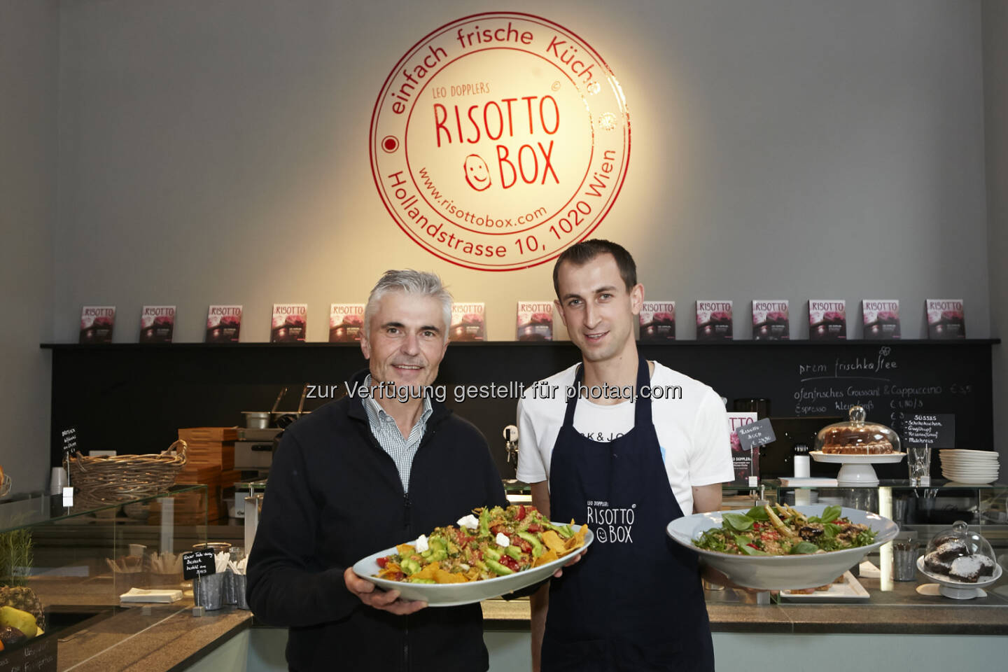 Leo Doppler (Inhaber der RisottoBox), Daniel Fischer (GF RisottoBox) : Neueröffnung Schnell-Restaurant RisottoBox in Wien : Fotocredit: Culinarius Beteiligungs und Management GmbH/APA-Fotoservice/Roßboth