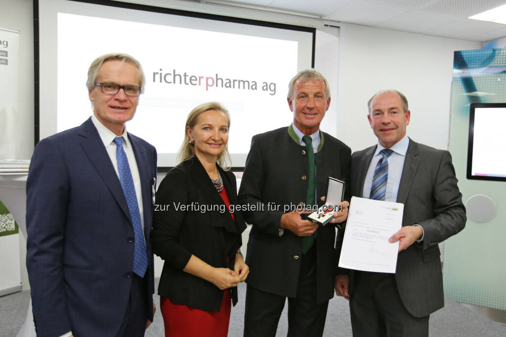 Clemens Malina-Altzinger (Vizepräsident WKO OÖ), Ulrike Rabmer-Koller (Vizepräsidentin WKO), Florian Fritsch (Eigentümer Richter Pharma AG), Max Hiegelsberger (Landesrat OÖ) : Richter Pharma AG feiert 100-jähriges Bestehen : Goldenes Ehrenzeichen des Landes Oberösterreich für Florian Fritsch : Fotocredit: Richter Pharma AG/APA-Fotoservice/Hartl, © Aussendung (06.10.2016) 