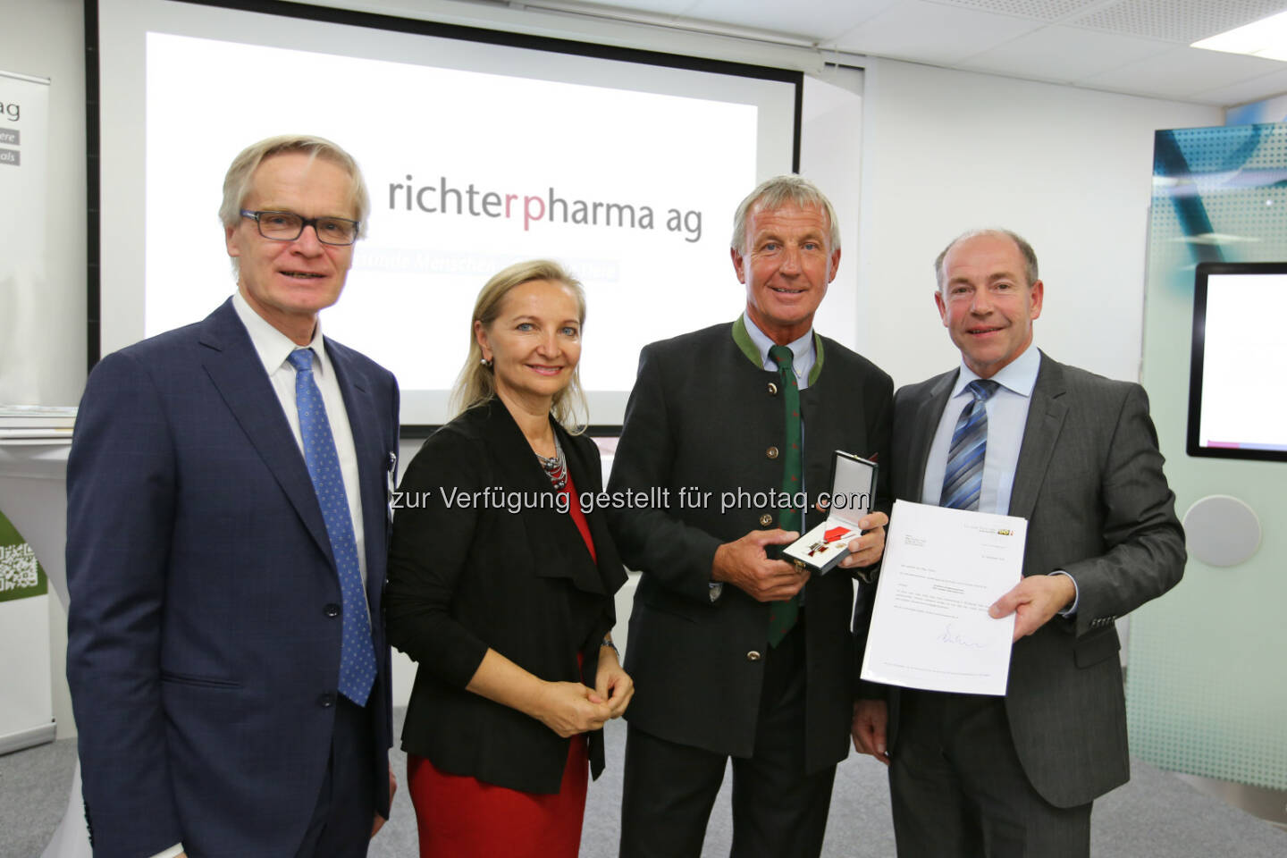 Clemens Malina-Altzinger (Vizepräsident WKO OÖ), Ulrike Rabmer-Koller (Vizepräsidentin WKO), Florian Fritsch (Eigentümer Richter Pharma AG), Max Hiegelsberger (Landesrat OÖ) : Richter Pharma AG feiert 100-jähriges Bestehen : Goldenes Ehrenzeichen des Landes Oberösterreich für Florian Fritsch : Fotocredit: Richter Pharma AG/APA-Fotoservice/Hartl