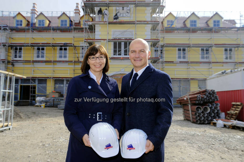 Birgit Lentsch (Bezirkshauptfrau), Mario Schwann (Centermanager) : Fünfte Ausbaustufe im McArthurGlen Designer Outlet Parndorf für Centererweiterung um bis zu 25 neue Shops : Fotocredit: McArthurGlen Designer Outlet Parndorf – Abdruck honorarfrei/Starz, © Aussendung (07.10.2016) 