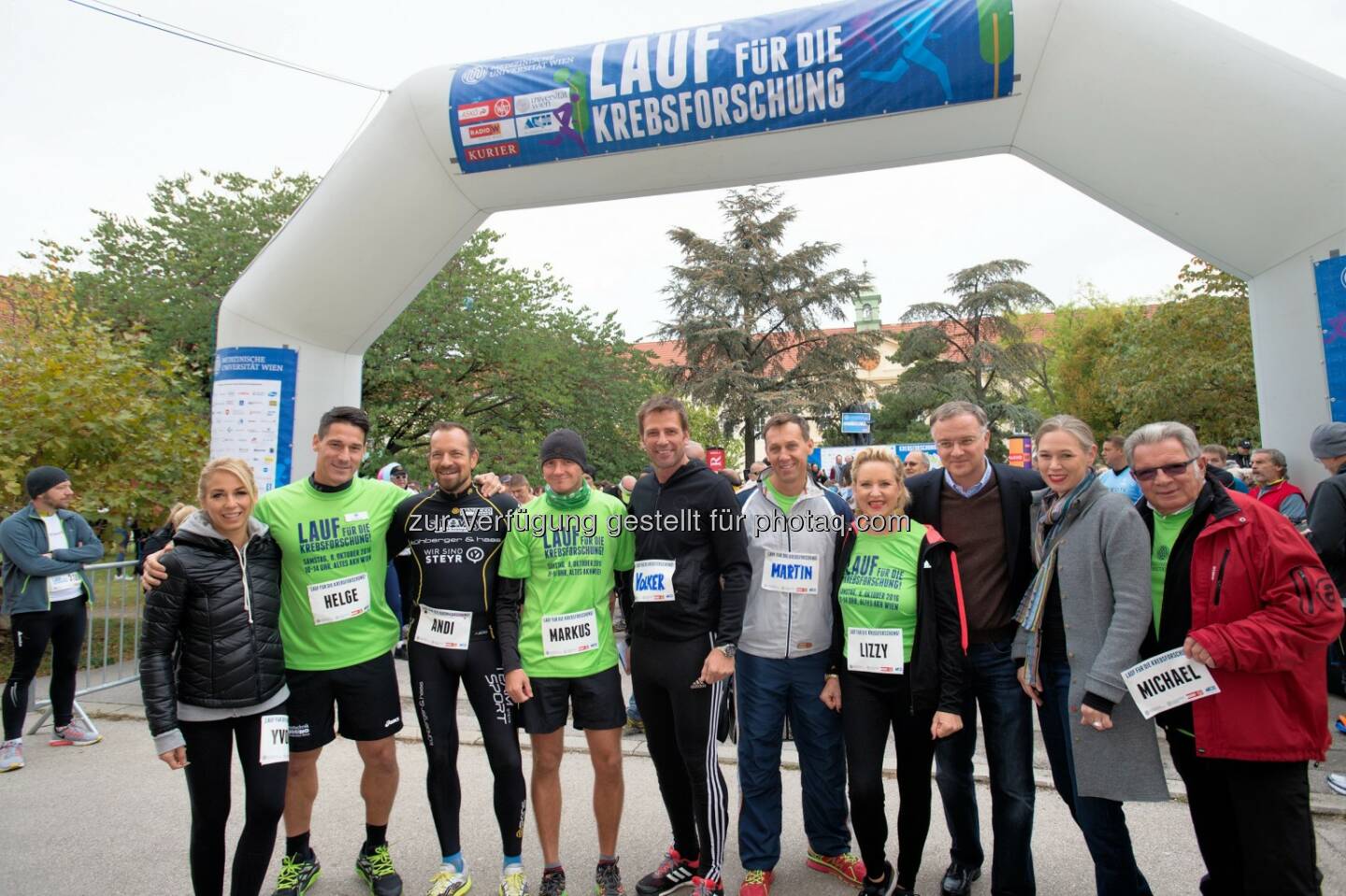 Yvonne Rueff (Charity-Organisatorin), Helge Payer (Ex-Rapid-Tormann), Andreas Gindlhumer (Extremsportler), Markus Steinacher (sport-oesterreich.at), Volker Piesczek (Moderator), Martin Oberhauser (Schauspieler und Kabarettist), Elisabeth Engstler (Moderatorin), Markus Müller (MedUni Wien-Rektor), Michaela Fritz (Vizerektorin für Forschung und Innovation), Michael Micksche (Krebsforschungslauf-Initiator) : 10. Krebsforschungslauf der MedUni Wien am Unicampus Altes AKH : Fotocredit: MedUni Wien/Kovic