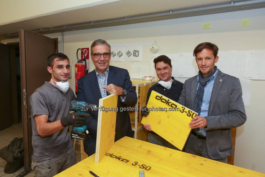 Andreas J. Ludwig (Vorstandsvorsitzender Umdasch Group AG), Klaus Schwertner (Generalsekretär Caritas) mit Projektteilnehmern : Umdasch Foundation unterstützt Integrationsprojekt : Fotocredit: Umdasch Group AG/APA-Fotoservice/Tanzer, © Aussender (10.10.2016) 