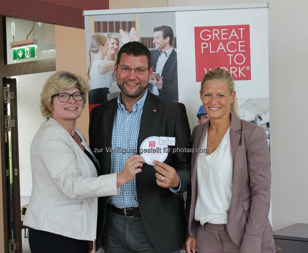 Doris Palz (GF Great Place to Work), Christian Putz (Personalleiter Lidl Österreich), Anna Birgmann (Consultant Personal Lidl Österreich) : Lidl Österreich bekommt als erstes Unternehmen das Zertifikat „Österreichs beste Lehrbetriebe“ : Fotocredit: Lidl Österreich, © Aussendung (11.10.2016) 