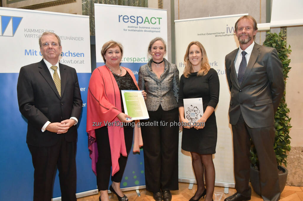 Michael Schober (Institut Österreichischer Wirtschaftsprüfer), Claudia Handl (Corporate Affairs Director Pfizer Austria), Christine Jasch (Leitung der ASRA-Jury und des Ausschusses für Umweltfragen und Aspekte der nachhaltigen Entwicklung), Elisabeth Dal-Bianco (Nachhaltigkeitsbeauftragte Pfizer Austria), Wolfram Tertschnig (bmlfuw) : Auszeichnung für Pfizer Austria Nachhaltigkeitsbericht : Fotocredit: Fotocredit DI Robert Herbst, © Aussendung (11.10.2016) 