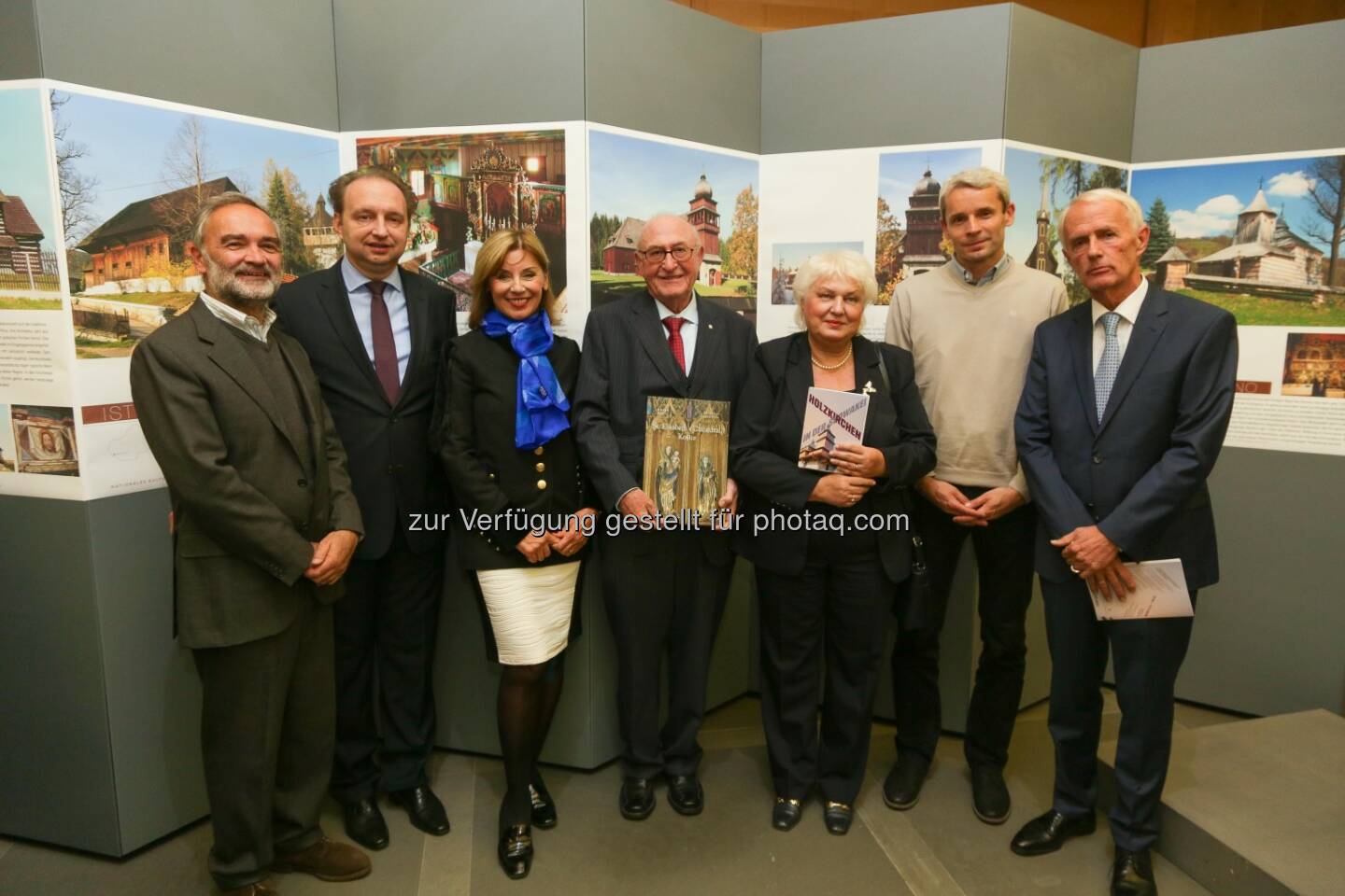 Adolph Stiller (Ausstellungsgestaltung), Juraj Macháč (Botschafter der Slowakischen Republik in Österreich), Alena Heribanová (Direktorin des Slowakischen Institutes in Wien), Günter Geyer (Vorstandsvorsitzender Wiener Städtische Versicherungsverein), Katarina Kosová (Generaldirektorin Denkmalamt Slowakische Republik), Miloš Dudáš (Ausstellungskonzept), János Perényi (Botschafter von Ungarn in Österreich) : Die Reihe „Architektur im Ringturm“ des Wiener Städtischen Versicherungsvereins zeigt das sakrale Kulturerbe der Karpaten - Holzkirchen in der Slowakei : Fotocredit: Wiener Städtische Versicherungsverein/APA-Fotoservice/Tanzer