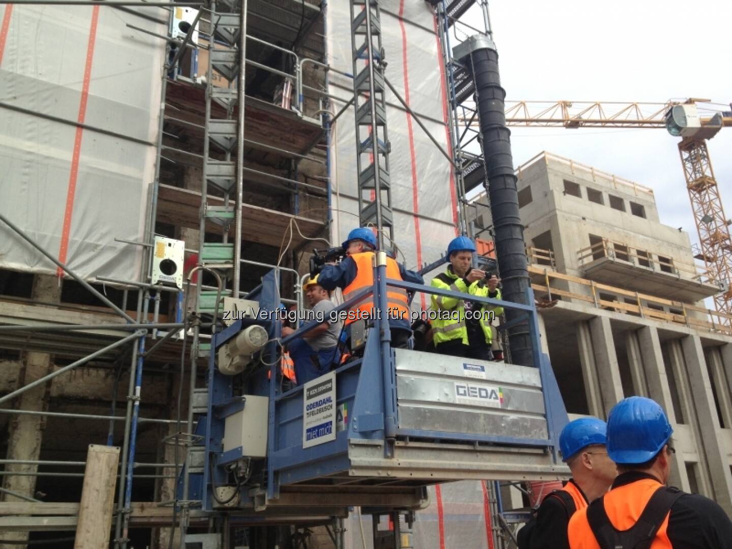 Der Baulift beförderte das Kamerateam knapp 60 Meter nach oben