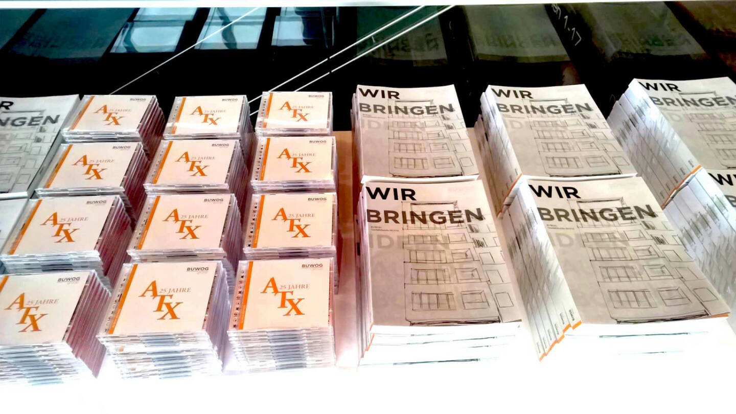 Die 25 Jahre ATX-CD in der Buwog-Edition neben dem ausgezeichneten GB Wir bringen