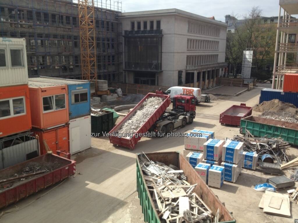 Es wird gleichzeitig abgerissen und gebaut (29.04.2013) 