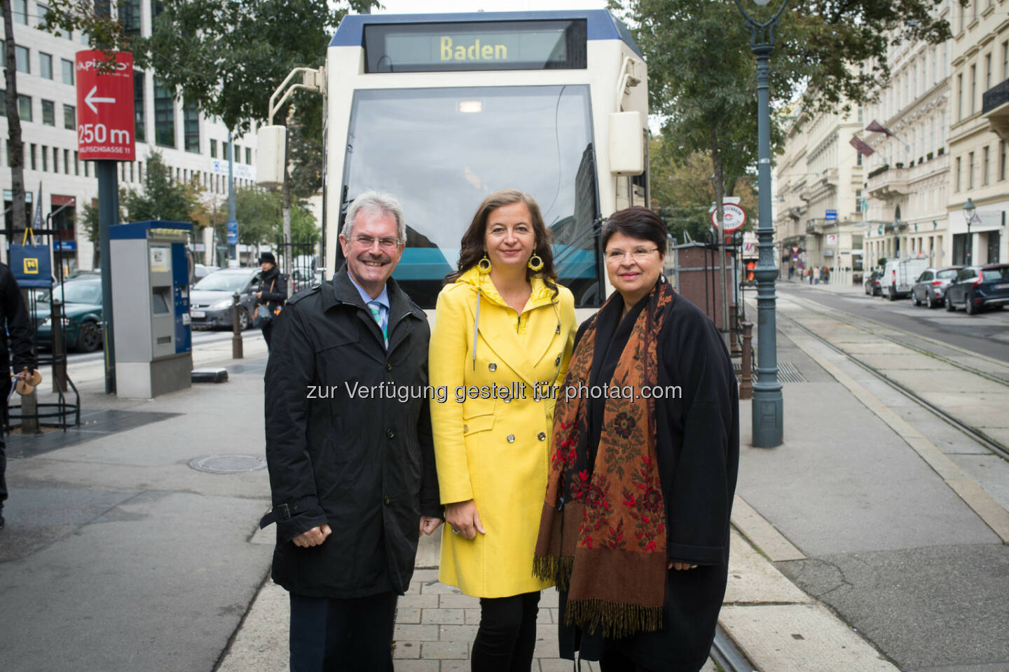 Karl Wilfing (LR), Ulli Sima (StR), Renate Brauner (StR) : Badner Bahn bekommt neue Triebfahrzeuge : Fotocredit: PID/Bohmann