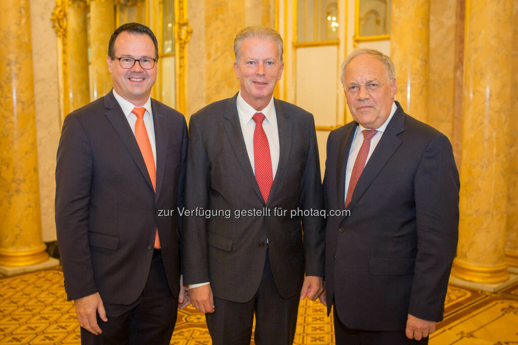 Thomas Zwiefelhofer (Liechtenstein, Regierungschef-Stellvertreter), Reinhold Mitterlehner (Vizekanzler), Johann Schneider-Ammann (Schweizer Bundespräsident) : Dreiertreffen der Wirtschaftsminister - Schweiz und Liechtenstein bestätigen gute Erfahrungen mit Freihandelsabkommen : Fotocredit: Glaser, © Aussender (14.10.2016) 