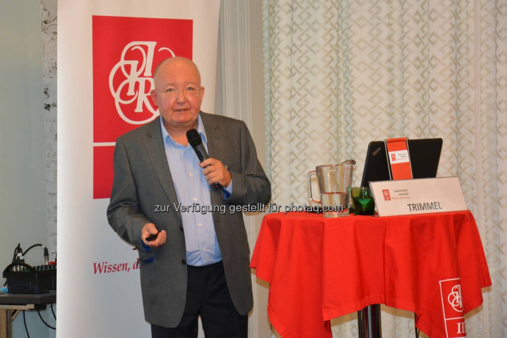 Michael Trimmel (Professor für Psychologie an der Uni Wien) referiert über Kundenentscheidungen und erklärt, dass Menschen ihre Entscheidungen aufgrund von Fakten und Emotionen treffen.: Fotocredit: IIR GmbH, © Aussender (17.10.2016) 