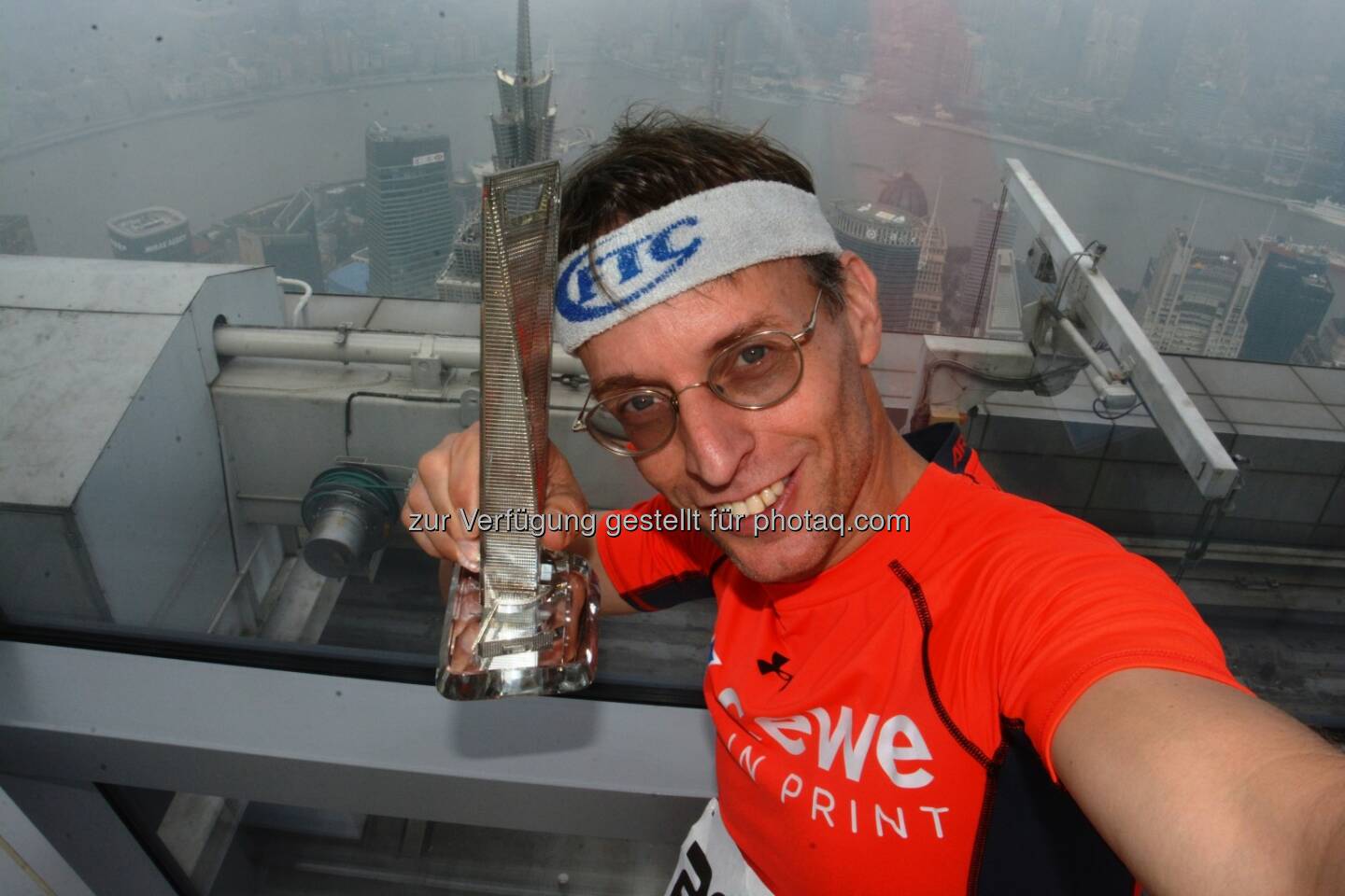 Rolf Majcen (FTC-Jurist) : Platz 3 (18,17 Minuten) beim längsten Treppenlauf der Welt in Shanghai auf das World Financial Centre (2744 Stufen, 474 Höhenmeter, 100 Stockwerke) am 18. Oktober 2016 : Fotocredit: Rolf Majcen 