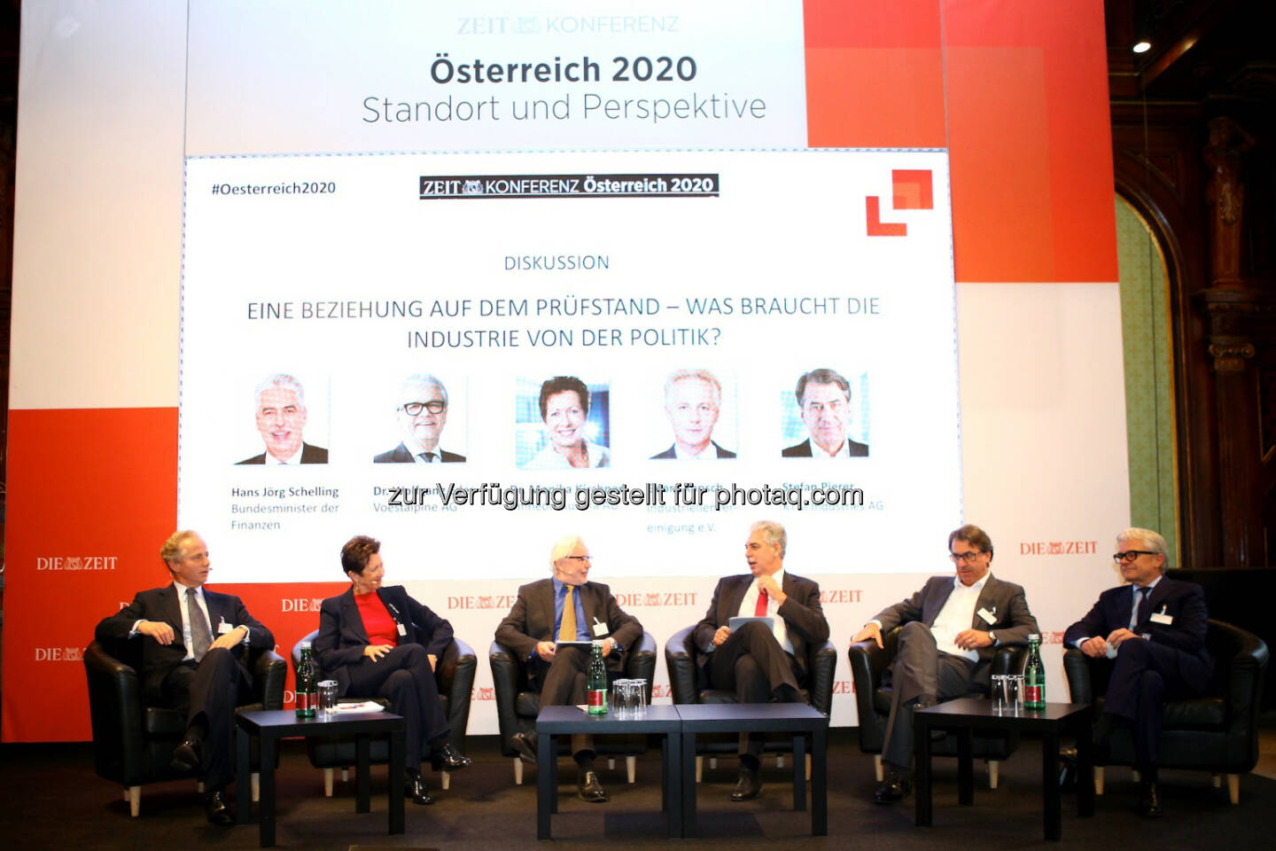 Georg Kapsch (Präsident der Industriellenvereinigung), Monika Kirchner (Senior Director Industrial Affairs der Infineon AG), Joachim Riedl (Leiter des Wiener Büros der ZEIT), Hans Jörg Schelling (Finanzminister), Stefan Pierer (CEO KTM Industries AG), Wolfgang Eder (CEO der voestalpine AG) : ZEIT Konferenz in Wien: Herausforderungen und Perspektiven des Wirtschaftsstandortes im Fokus : Fotocredit: Elisabeth Kessler