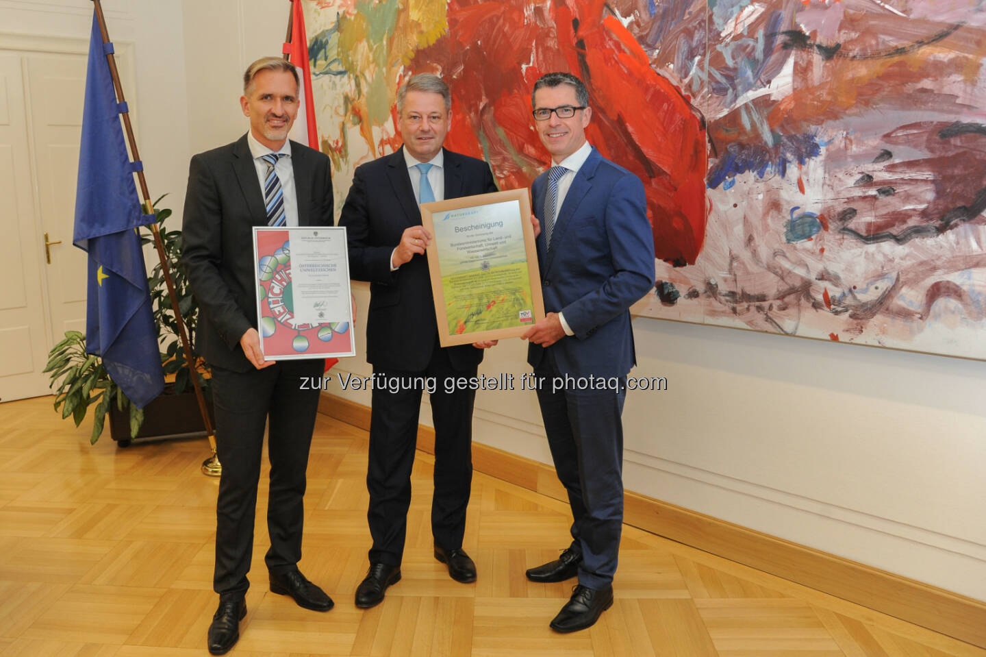 Robert Luttenberger (GF Naturkraft), Andrä Rupprechter (Bundesminister, bmlfuw), Leopold Wanzenböck (GF Naturkraft) : Naturkraft, eine 100-prozentige Tochtergesellschaft der EAA-EnergieAllianz Austria GmbH und Spezialist für den Vertrieb von Ökostrom, wurde mit dem Österreichischen Umweltzeichen ausgezeichnet : Fotocredit: bmlfuw/Sophie Deckert