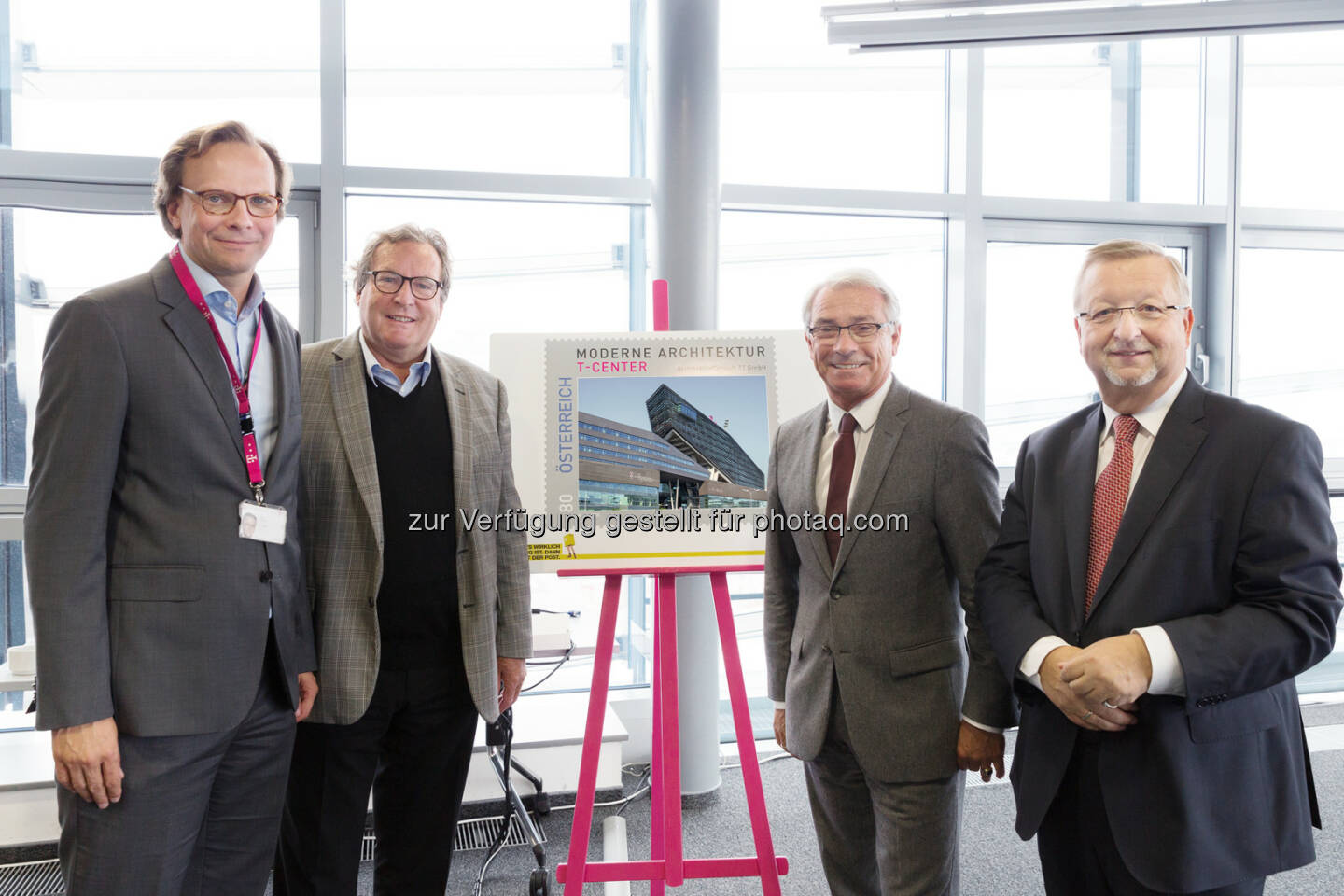 Andreas Bierwirth (CEO T-Mobile), Hermann Eisenköck (Architekt T-Center), Georg Pölz (Post-Generaldirektor), Franz Grohs (Managing Director T-Systems) : Präsentation der Sonderbriefmarke im T-Center : Fotocredit: T-Mobile/Marlena König