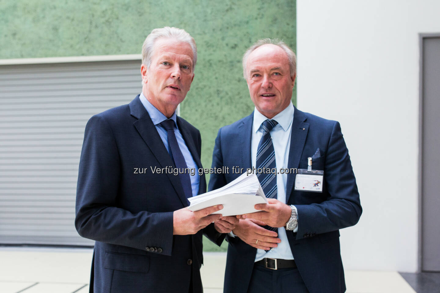 Reinhold Mitterlehner (Vizekanzler Wirtschaftsminister), Christoph Wagner (Kleinwasserkraft Präsident) : Österreichische Gemeinden unterstützen Kleinwasserkraft mit Gemeinderesolution – Übergabe an Mitterlehner : Fotocredit: APA/Greindl