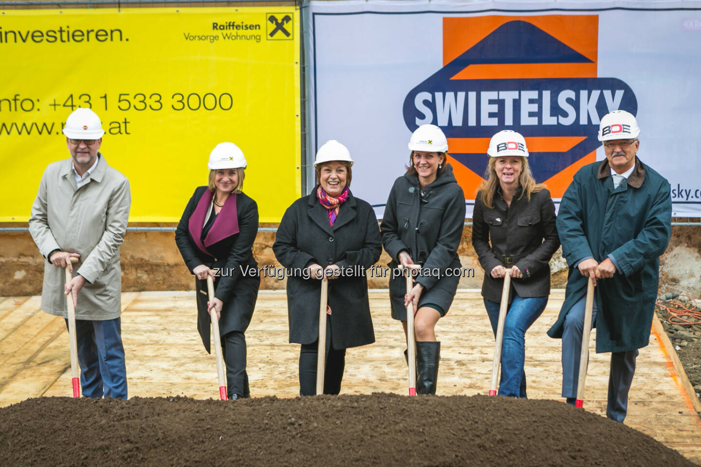 Christian Feuchter (Prok. Swietelsky), Marion Weinberger-Fritz (Geschäftsführung RVW), Gabriele Votava (Bezirksvorsteherin Meidling), Elisabeth Binder (Geschäftsführung RVW), Nathalie Kutschera und Kurt Hornstein (Geschäftsführung BOE) : Spatenstichfeier für das neue Projekt der Raiffeisen Vorsorge Wohnung GmbH (RVW) in der Schönbrunner Straße 217 : Fotocredit: Florence Stoiber/RVW