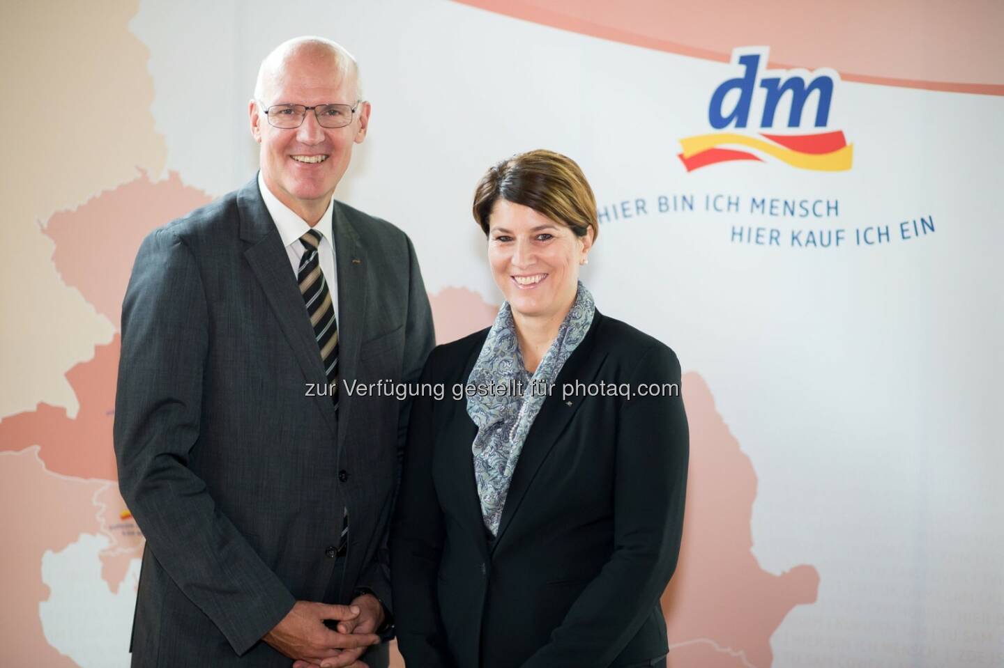 Martin Engelmann (Vorsitzender der dm Geschäftsführung), Petra Mathi-Kogelnik (dm Geschäftsführerin) : Im 40. Geschäftsjahr wächst dm drogerie markt in Österreich mit über 6 % : Fotocredit: dm drogerie markt GmbH/APA-Fotoservice/Hörmandinger