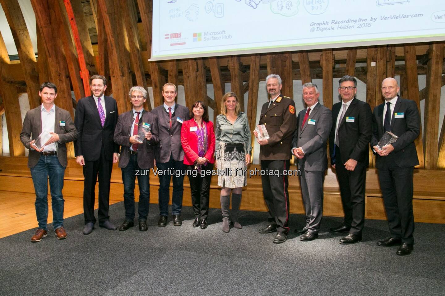 Jan Pichler (CEO myveeta), Harald Mahrer (Staatssekretär), Gerhard Uitz (Schuldirektor PNMS Zwettl), Martin Stadler (PNMS Zwettl), Heidrun Strohmeyer (Bildungsministerium), Dorothee Ritz (GF Microsoft Österreich), Gerhard Urschler (Feuerwehrkommandant FF Krems), Helmut Mödlhammer (Gemeindebund-Präsident), Martin Heimhilcher (WKW Obmann der Sparte Information und Consulting), Christoph Auer (CIO BWT) : Microsoft Symposium - Thema des Abends: Die digitale Transformation und die Rolle des Menschen in diesem gesellschaftlichen und wirtschaftlichen Veränderungsprozess : Fotocredit: Microsoft Österreich GmbH/APA-Fotoservice/Rastegar