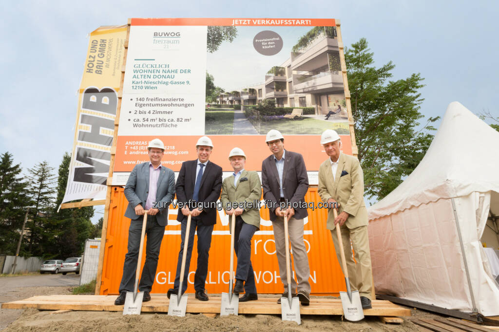 Georg Papai (Bezirksvorsteher Wien-Floridsdorf), Andreas Holler (GF Development Buwog), Peter Friedrich Berchtold (Leiter Vertrieb Buwog), Karl-Heinz Pabst (GF MHB - Holz und Bau GmbH), Ernst Huss (Architekt, Huss Hawlik Architekten ZT GmbH) : Spatenstich und Vertriebsstart Karl-Nieschlag-Gasse : Fotocredit © Buwog/Stephan Huger, © Aussendung (24.10.2016) 