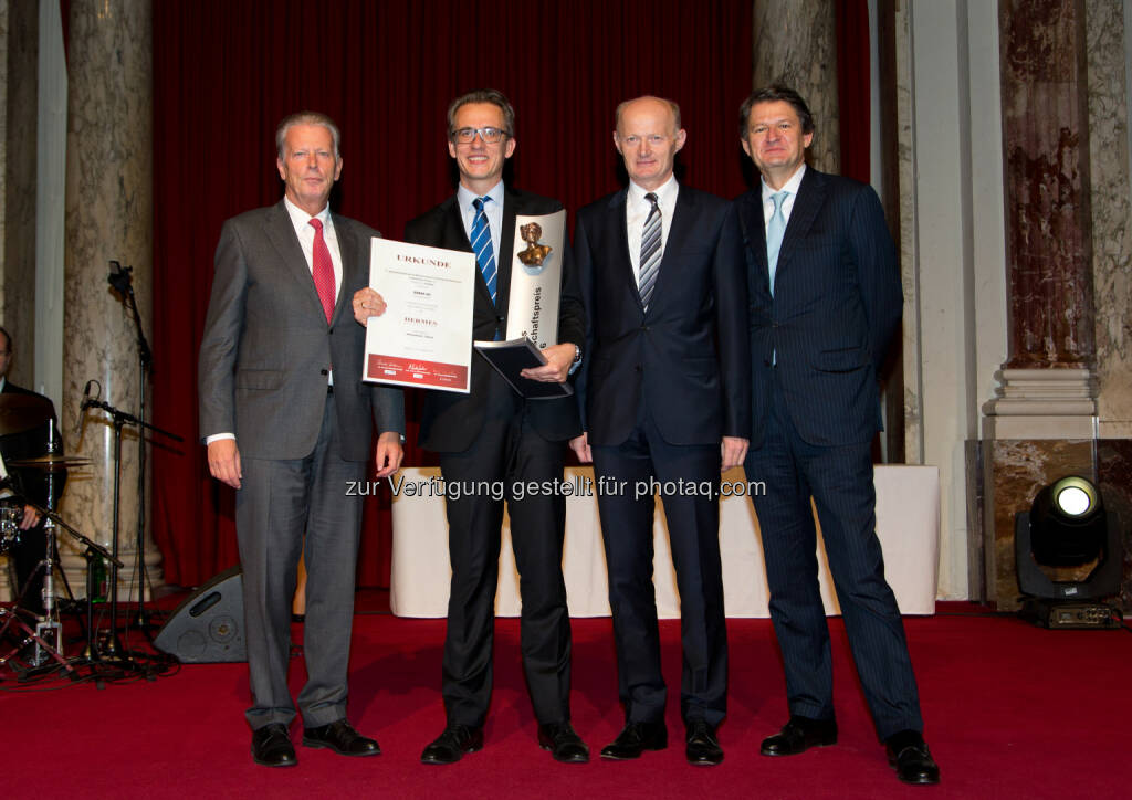 Reinhold Mitterlehner (Vizekanzler und Bundesminister für Wissenschaft, Forschung und Wirtschaft), Heinz Flatnitzer (Vorstand HR & Corporate Communications Erber AG), Franz Gasselsberger (Generaldirektor der Oberbank), Helmut Brandstätter (Chefredakteur, Herausgeber Kurier) : Erber AG mit „Hermes.Wirtschafts.Preis 2016“ ausgezeichnet : Fotocredit @feelimage/Felicitas Matern, © Aussendung (25.10.2016) 