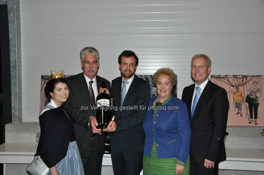 Anna Reichardt (Burgenländische Weinkönigin), Hans-Jörg Schelling (Finanzminister), David Kerschbaum (Winzer, Weingut Kerschbaum), Verena Dunst (Agralandesrätin, Bgld.), Paul Frey (Kaufm. GF des KHM-Museumsverbands) : Finanzminister Schelling übernimmt Patenschaft für KHM-Jubiläumswein „K125“ (Blaufränkisch Jahrgang 2012, Riede Dürrau) : Fotocredit: KHM-Museumsverband, © Aussendung (26.10.2016) 