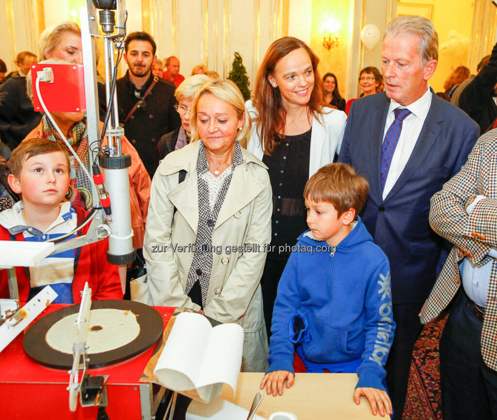 Sonja Hammerschmid (Bildungsministerin), Reinhold Mitterlehner (Wissenschaftsminister) beim Crepe-Roboter des Happy Lab: Tag der offenen Tür im bmwfw : Nationalfeiertag als wissenschaftliche Leistungsschau : Fotocredit: bmwfw/Martin Lusser, © Aussender (26.10.2016) 