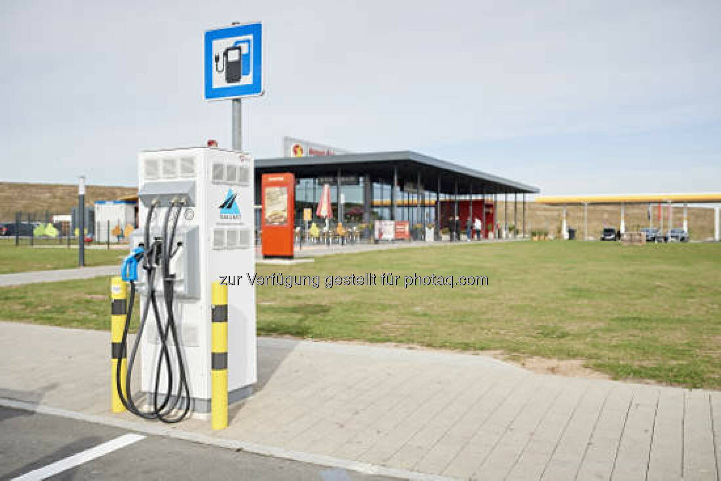 E-Ladesäule, Autobahnraststätte Aurach Süd : Stromtanken entlang der Autobahn : innogy stattet 82 weitere Tank & Rast-Standorte mit hochmodernen Schnellladesäulen aus : Fotocredit: innogy Effizienz