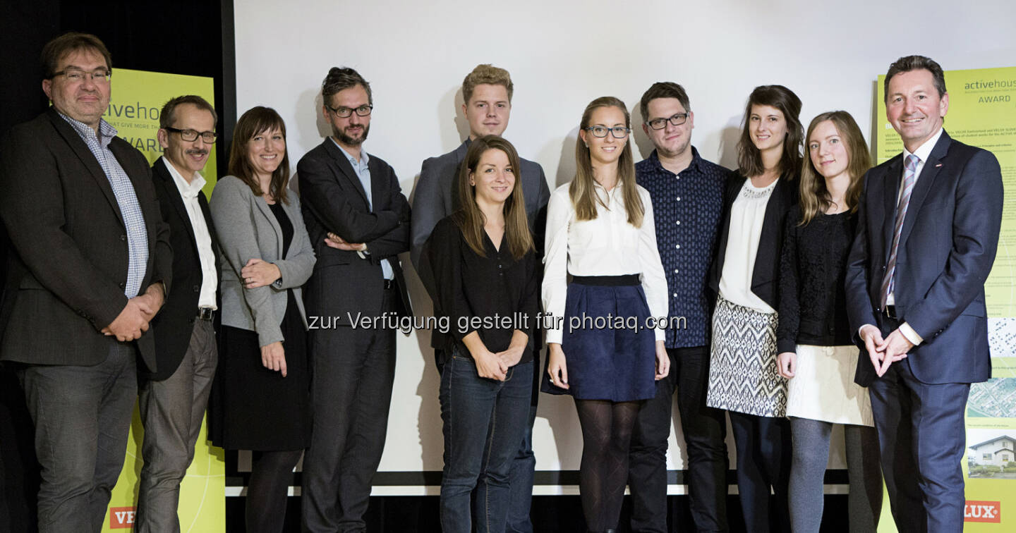 Wolfgang Ullmann (Leiter der Bauabteilung Wolkersdorf), Martin Stuber (Architekt und Jurymitglied), Klára Bukolská (Velux Architektin und Jurymitglied), Adam Gebrian (Architekt und Jurymitglied), Lukáš Kavaššay (Sieger des Active House Awards), Jana Zavřelová (Zweitplatzierte), Julia Giláňová (Drittplatzierte), Kryštof Foltýn, Dominika Gáborová und Anna Šlapáková (Studenten, deren Projekte honoriert wurden), Michael Walter (GF Velux Österreich) : Fachjury prämiert Sieger des Velux Active House Awards 2016 : Fotocredit: Velux/Fotografin Patricia Weisskirchner