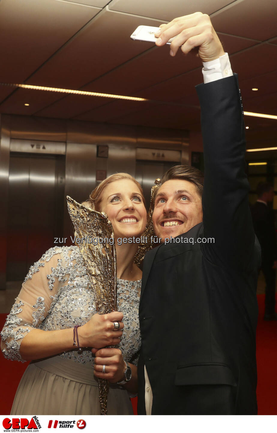 Eva-Maria Brem and Marcel Hirscher, selfie Photo: GEPA pictures/ Hans Oberlaender